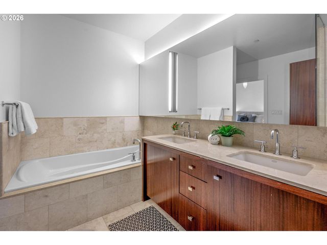 1001 Nw LOVEJOY St 608, Portland, OR 97209