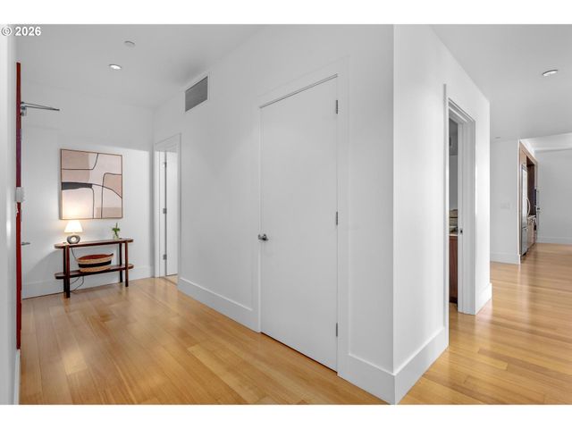 1001 Nw LOVEJOY St 608, Portland, OR 97209