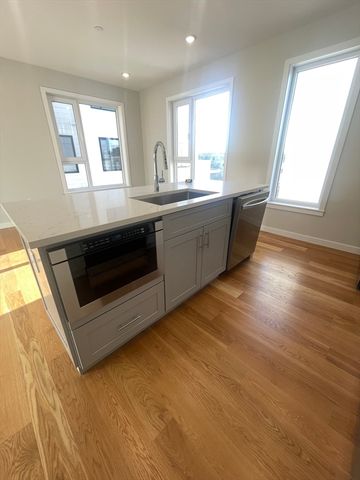 267 Old Colony Ave 414, Boston, MA 02127