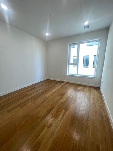 267 Old Colony Ave 414, Boston, MA 02127