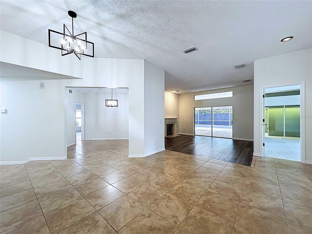 Image 11 of property listing at 17307 LOCKWOOD RIDGE DRIVE, Tampa, FL 33647