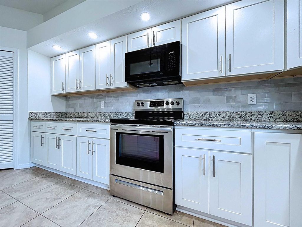 Image 25 of property listing at 17307 LOCKWOOD RIDGE DRIVE, Tampa, FL 33647