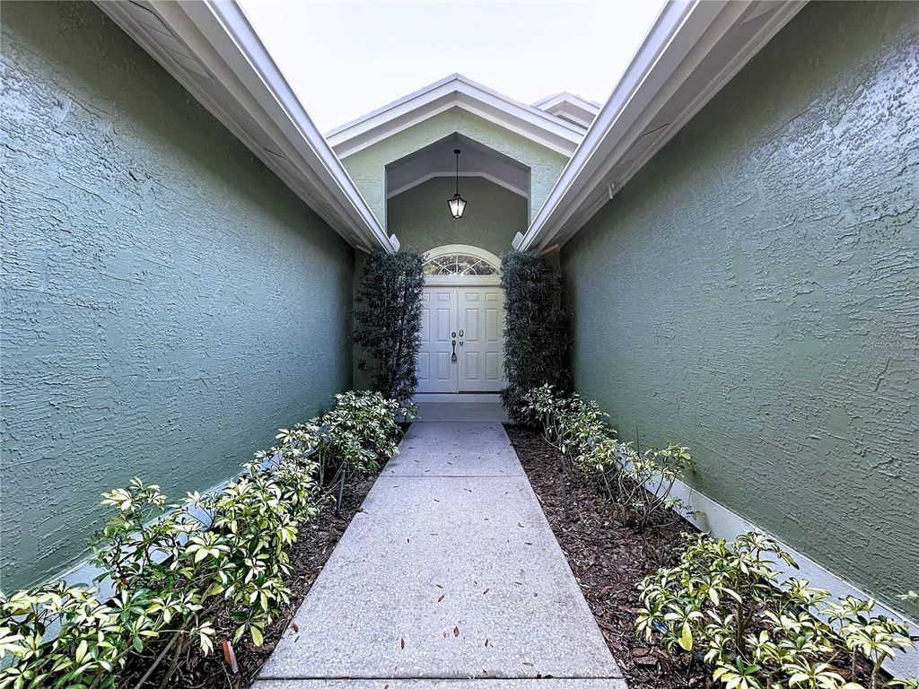 Image 7 of property listing at 17307 LOCKWOOD RIDGE DRIVE, Tampa, FL 33647