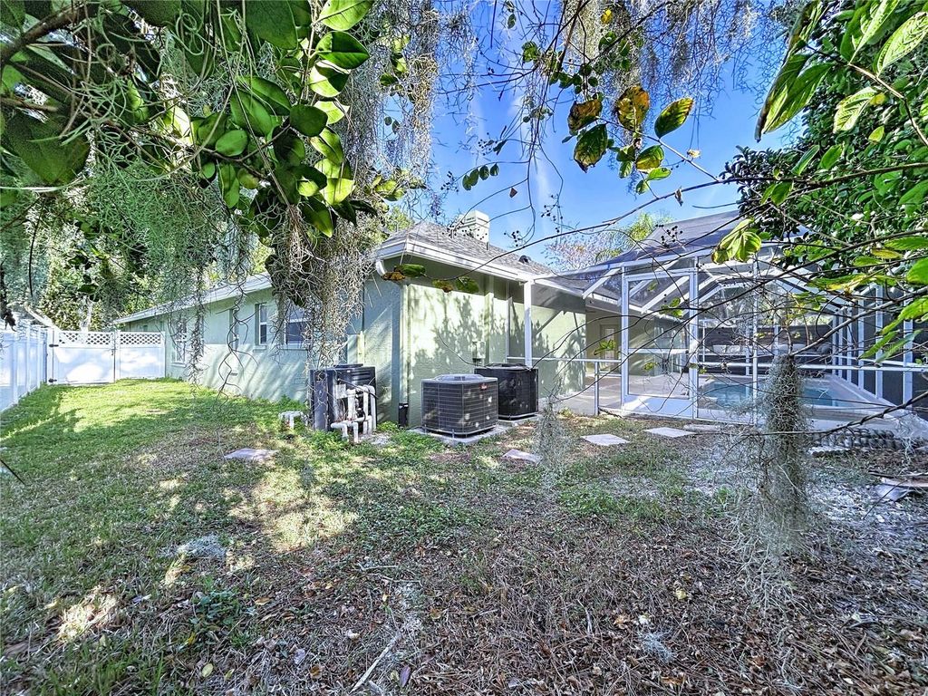 Image 9 of property listing at 17307 LOCKWOOD RIDGE DRIVE, Tampa, FL 33647
