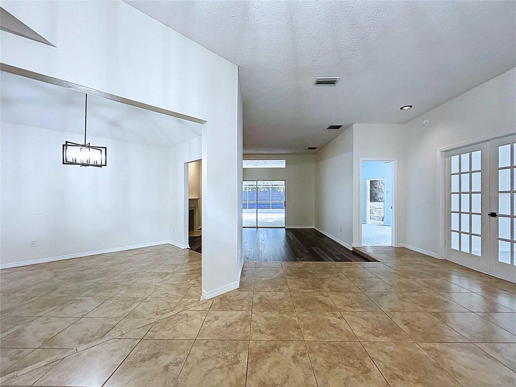 Image 10 of property listing at 17307 LOCKWOOD RIDGE DRIVE, Tampa, FL 33647