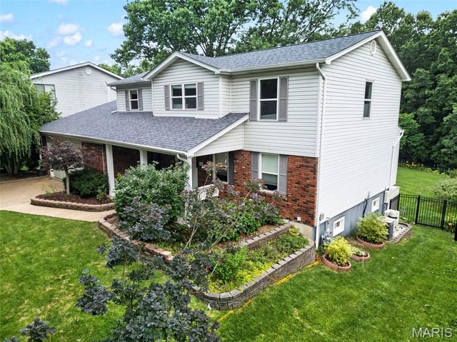 334 Clayton Oaks Drive, Ellisville, MO 63011