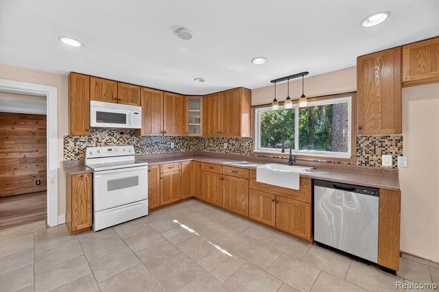 103 Washington Street, Holly, MI 48442