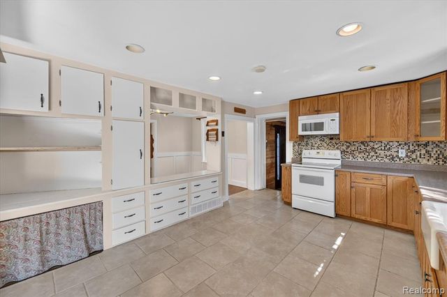 103 Washington Street, Holly, MI 48442