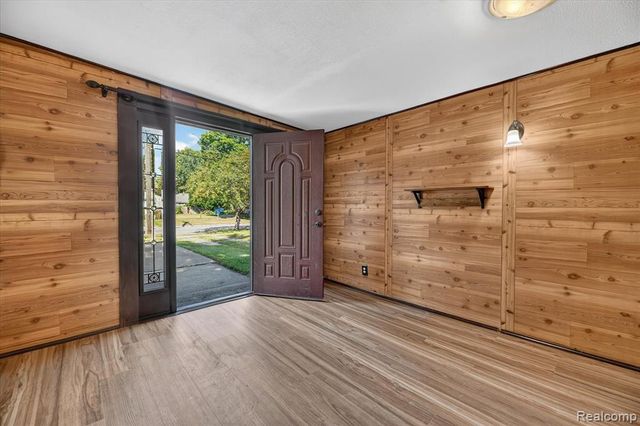 103 Washington Street, Holly, MI 48442