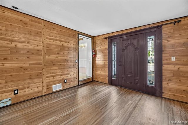 103 Washington Street, Holly, MI 48442