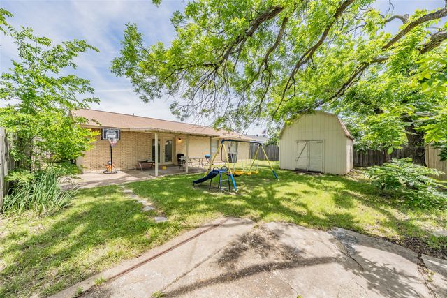 313 Hawthorne Lane, Grand Prairie, TX 75052