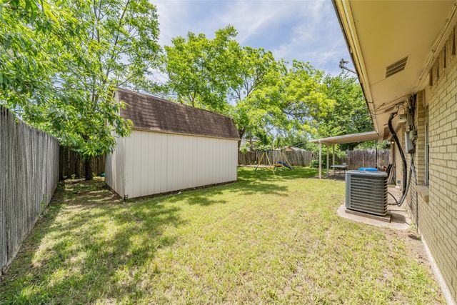 313 Hawthorne Lane, Grand Prairie, TX 75052