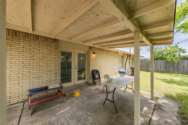 313 Hawthorne Lane, Grand Prairie, TX 75052