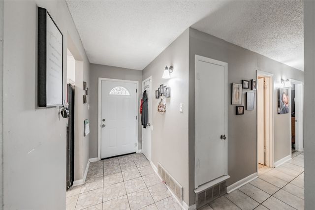313 Hawthorne Lane, Grand Prairie, TX 75052