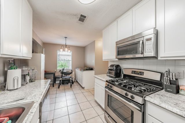 313 Hawthorne Lane, Grand Prairie, TX 75052