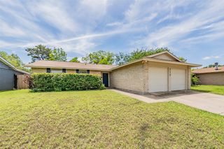 313 Hawthorne Lane, Grand Prairie, TX 75052