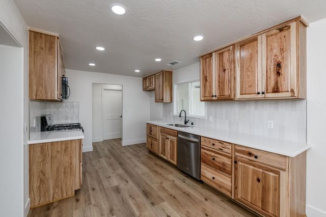 545 N Rio Vista Avenue, Sanger, CA 93657