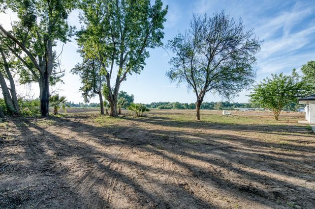 545 N Rio Vista Avenue, Sanger, CA 93657