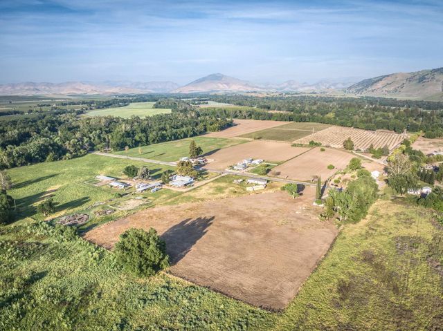 545 N Rio Vista Avenue, Sanger, CA 93657