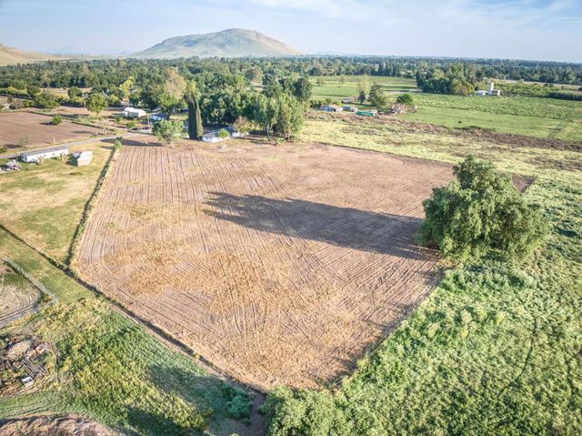 545 N Rio Vista Avenue, Sanger, CA 93657