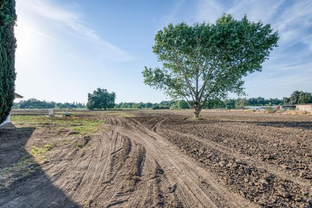 545 N Rio Vista Avenue, Sanger, CA 93657