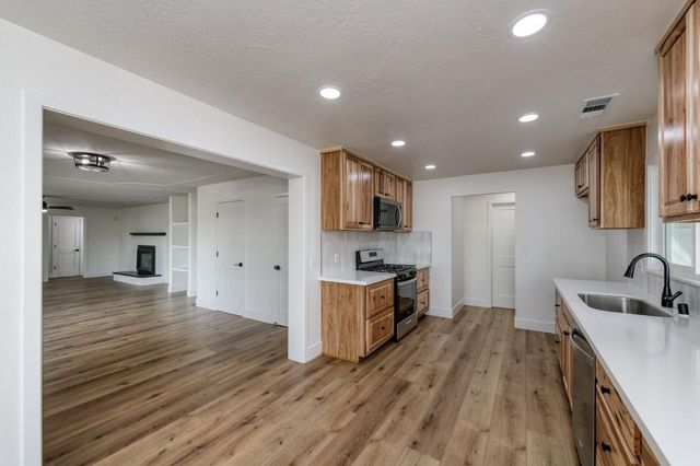 545 N Rio Vista Avenue, Sanger, CA 93657