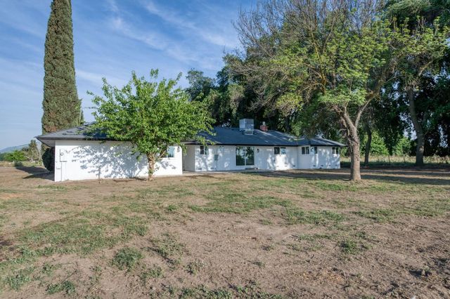 545 N Rio Vista Avenue, Sanger, CA 93657