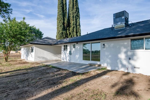 545 N Rio Vista Avenue, Sanger, CA 93657