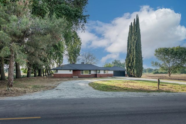 545 N Rio Vista Avenue, Sanger, CA 93657