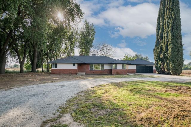 545 N Rio Vista Avenue, Sanger, CA 93657