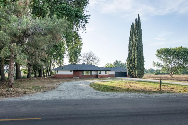 545 N Rio Vista Avenue, Sanger, CA 93657
