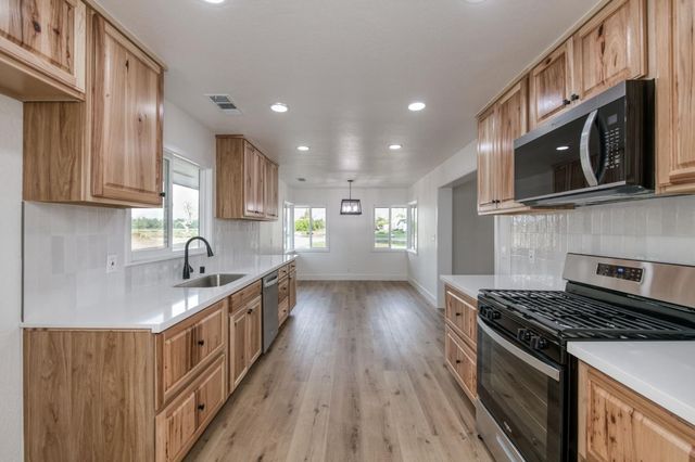 545 N Rio Vista Avenue, Sanger, CA 93657