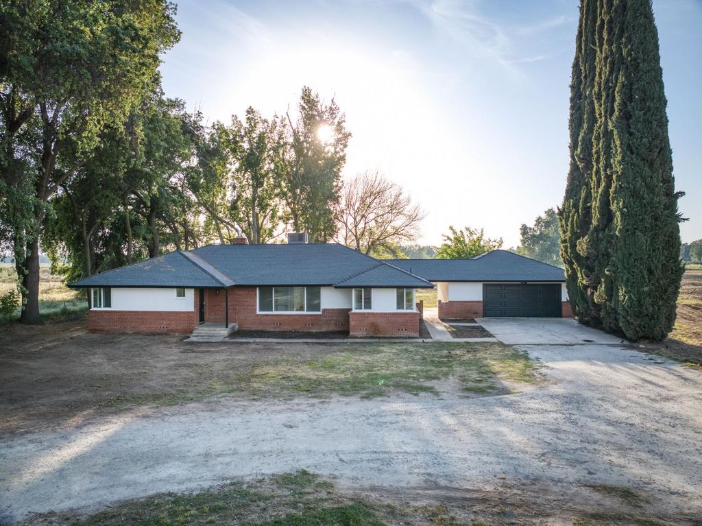 545 N Rio Vista Avenue, Sanger, CA 93657