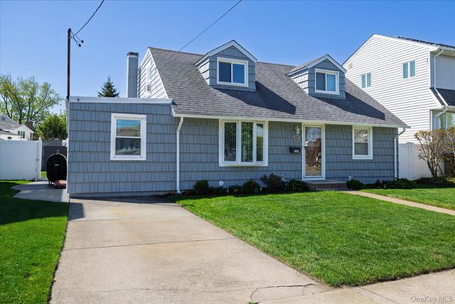 265 W Windsor Parkway, Oceanside, NY 11572
