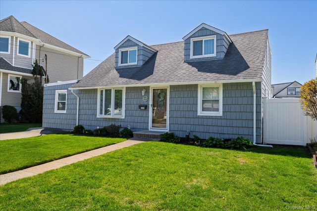 265 W Windsor Parkway, Oceanside, NY 11572