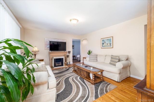 265 W Windsor Parkway, Oceanside, NY 11572