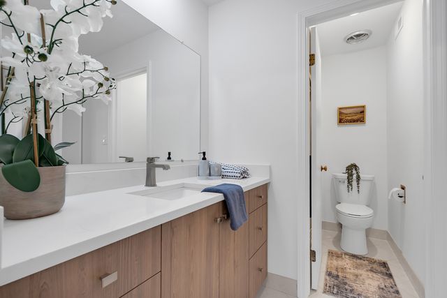 9240 Gross Point Road 410, Skokie, IL 60077