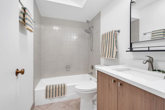 9240 Gross Point Road 410, Skokie, IL 60077