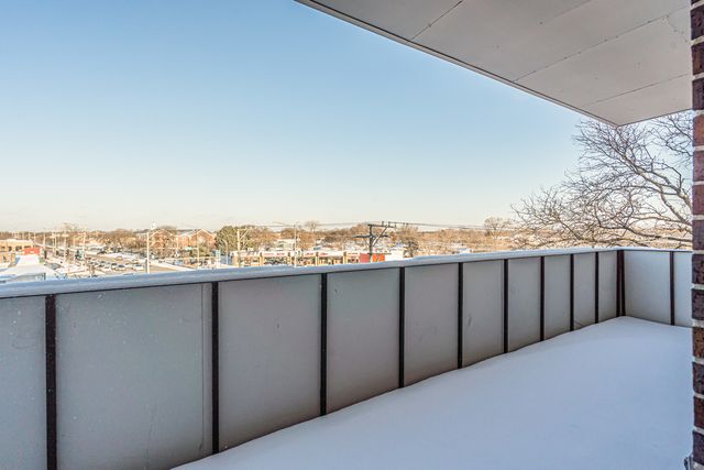 9240 Gross Point Road 410, Skokie, IL 60077