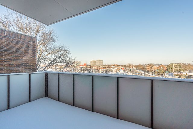 9240 Gross Point Road 410, Skokie, IL 60077