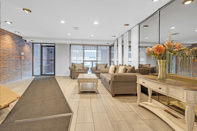 9240 Gross Point Road 410, Skokie, IL 60077