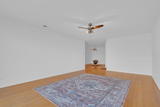 9240 Gross Point Road 410, Skokie, IL 60077