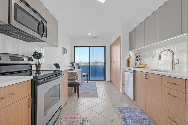 9240 Gross Point Road 410, Skokie, IL 60077