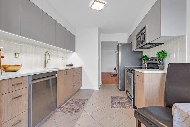 9240 Gross Point Road 410, Skokie, IL 60077