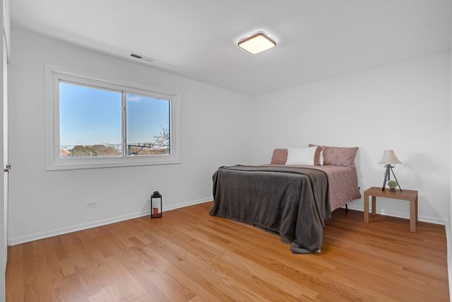 9240 Gross Point Road 410, Skokie, IL 60077