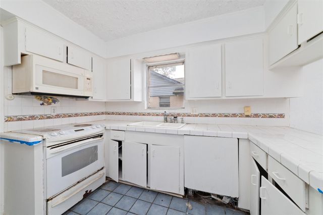 7919 Twin Hills Drive, Houston, TX 77071