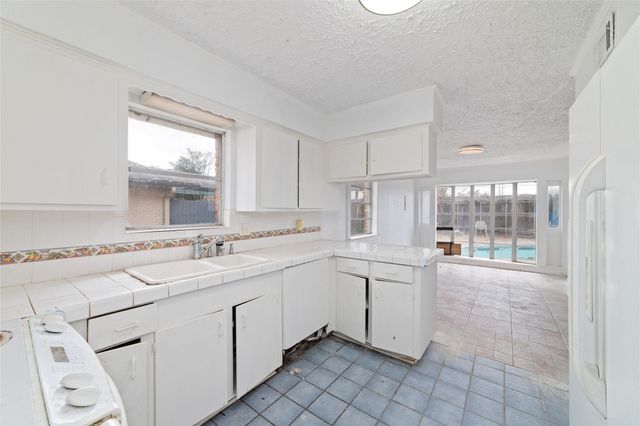 7919 Twin Hills Drive, Houston, TX 77071