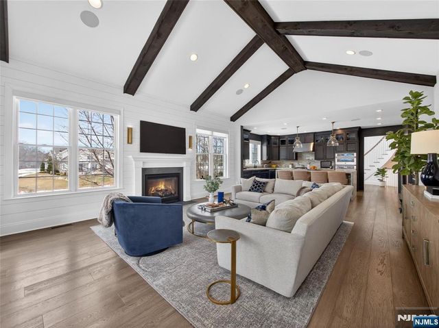 37 Spring Wolf Trail, Franklin Lakes, NJ 07417