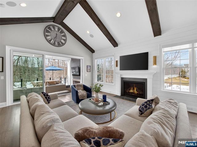 37 Spring Wolf Trail, Franklin Lakes, NJ 07417