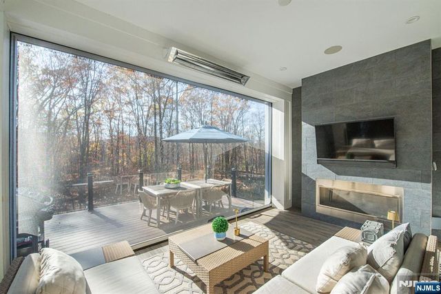 37 Spring Wolf Trail, Franklin Lakes, NJ 07417